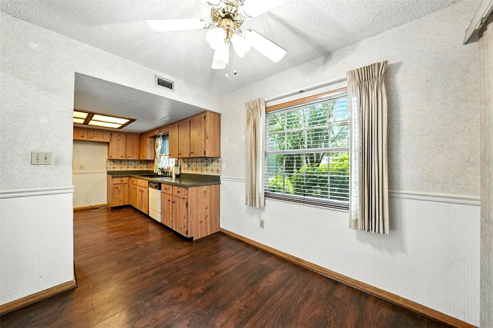 Image 7 of 31 For 549 Karen Avenue