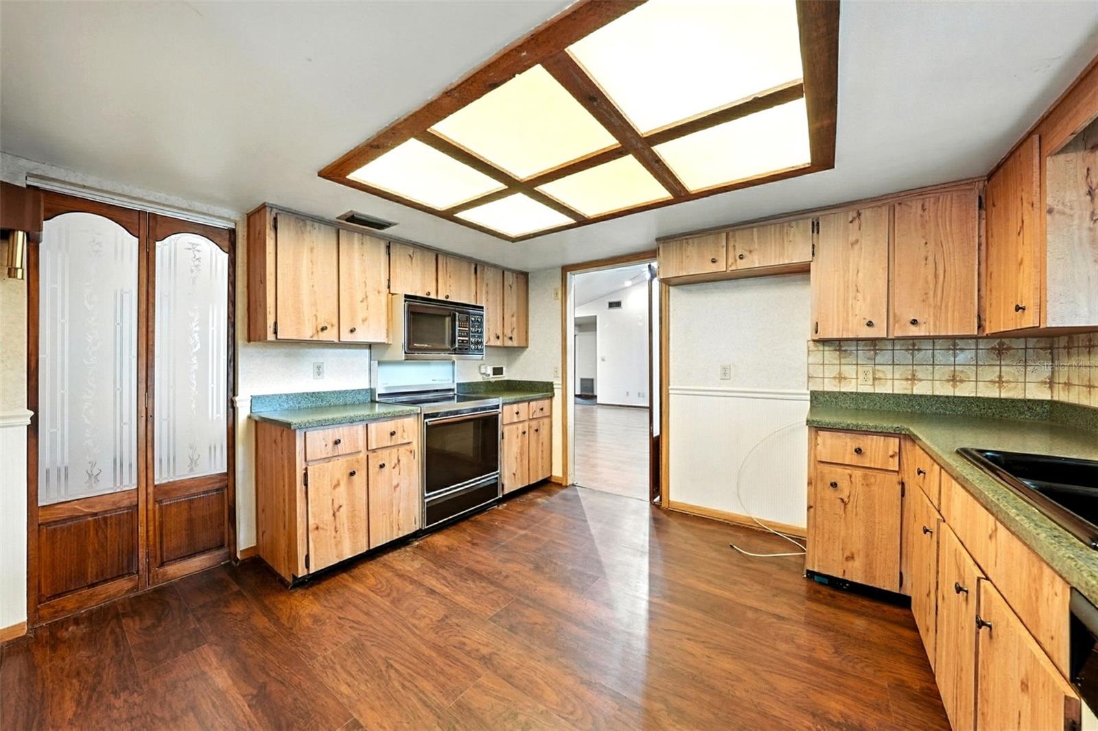 Image 9 of 31 For 549 Karen Avenue