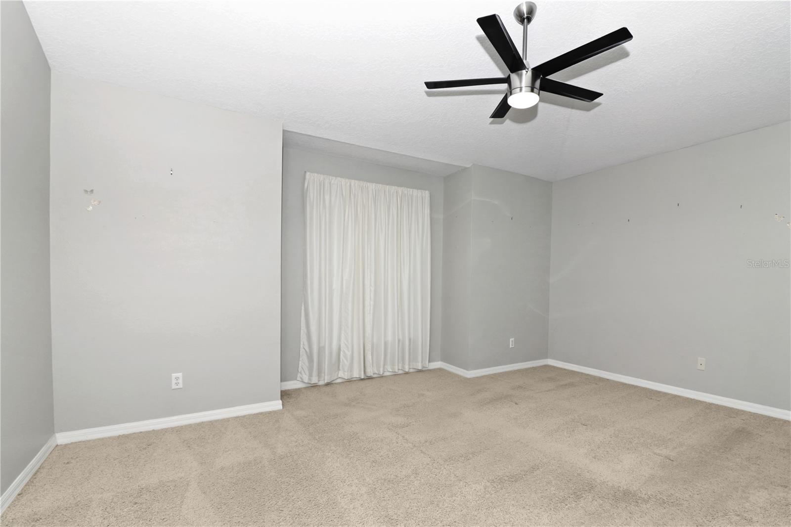 Image 13 of 45 For 21605 King Henry Avenue