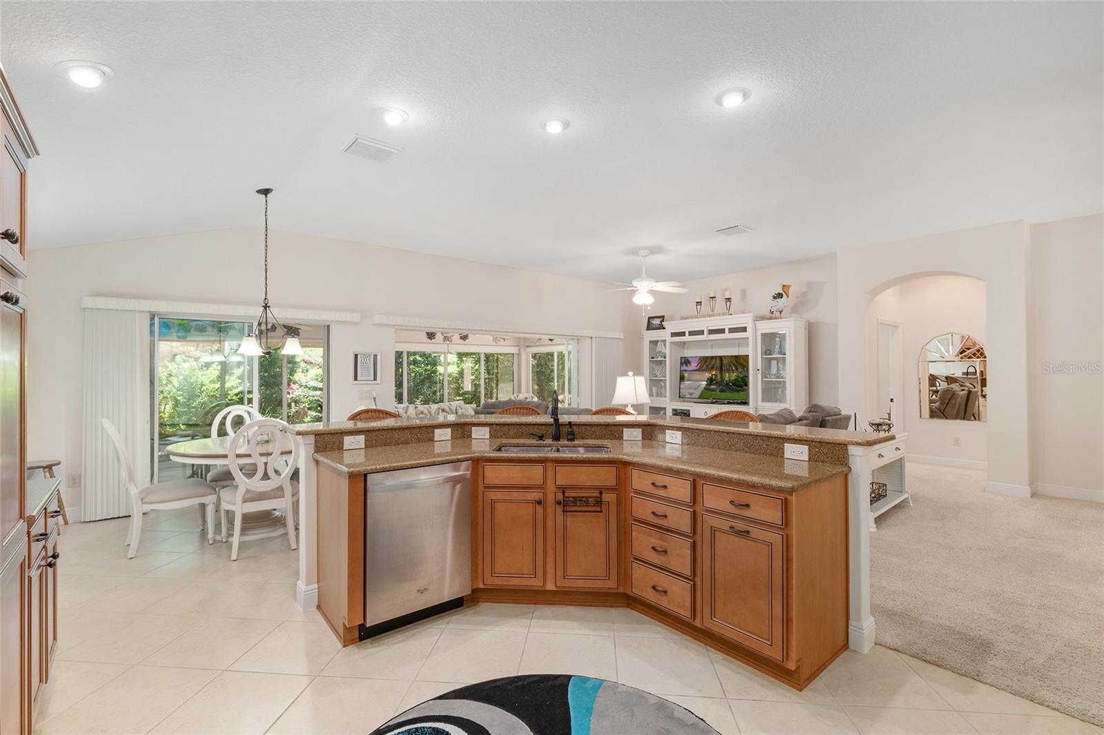 Listing photo id 11 for 3348 Queensway Terrace