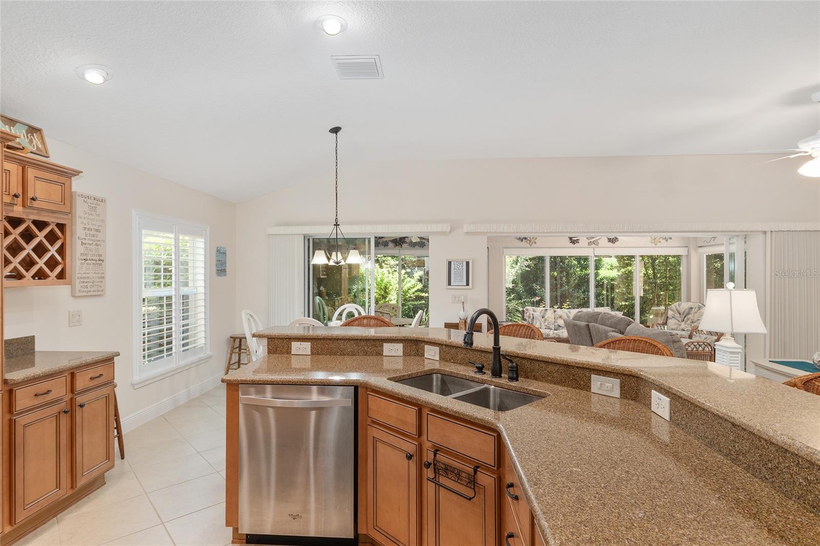 Listing photo id 14 for 3348 Queensway Terrace