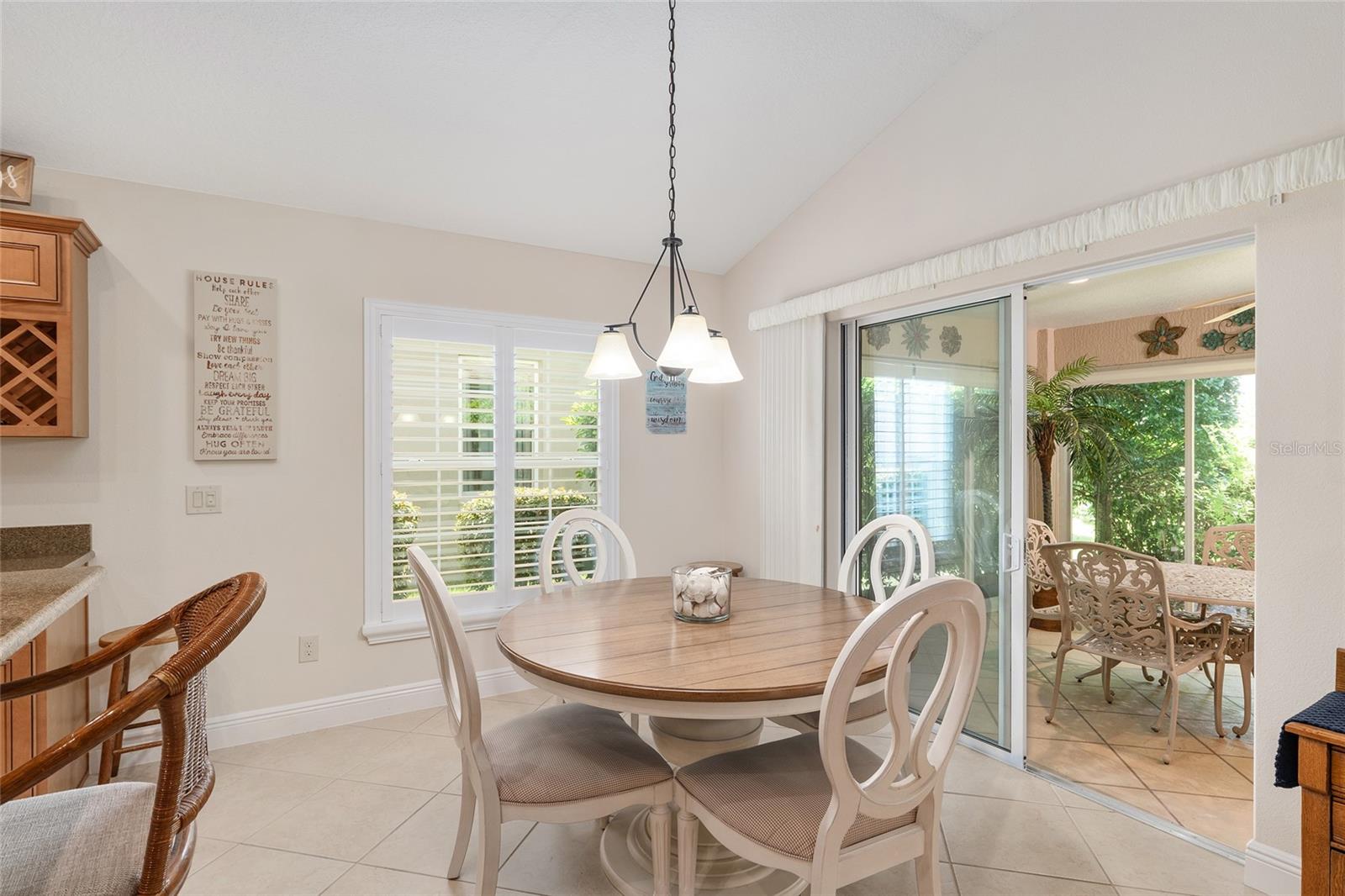Listing photo id 15 for 3348 Queensway Terrace