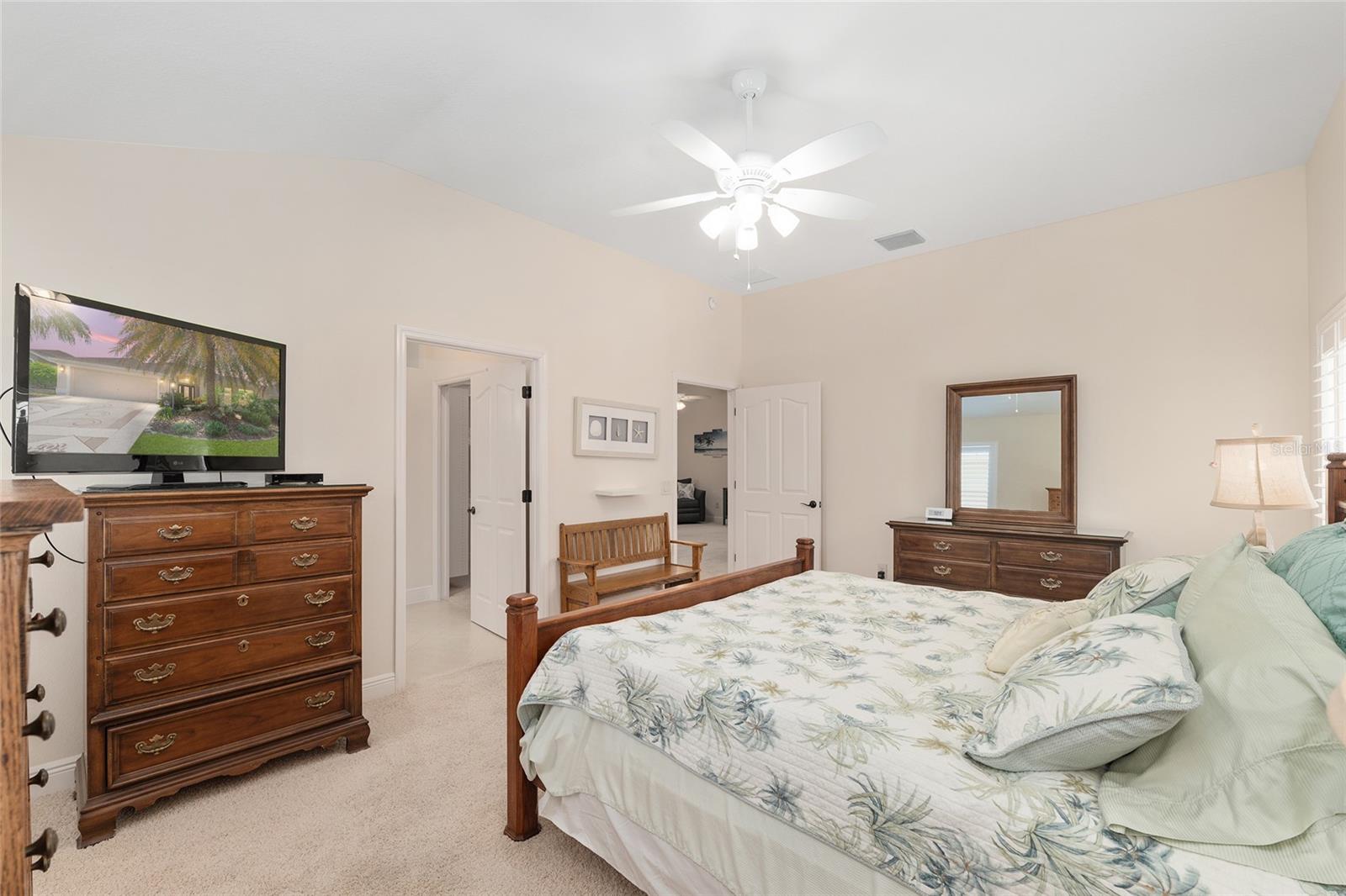 Listing photo id 23 for 3348 Queensway Terrace