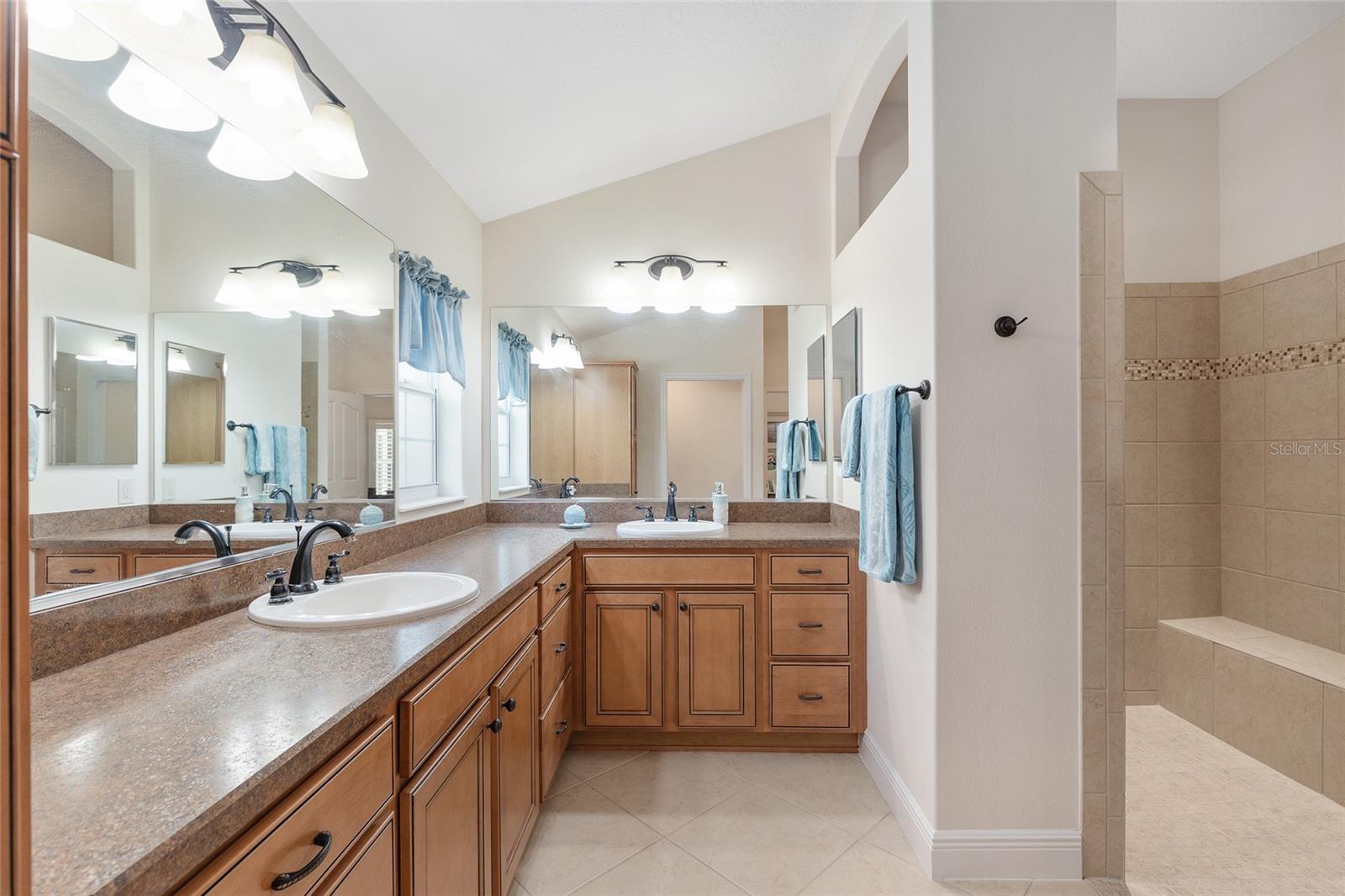 Listing photo id 25 for 3348 Queensway Terrace