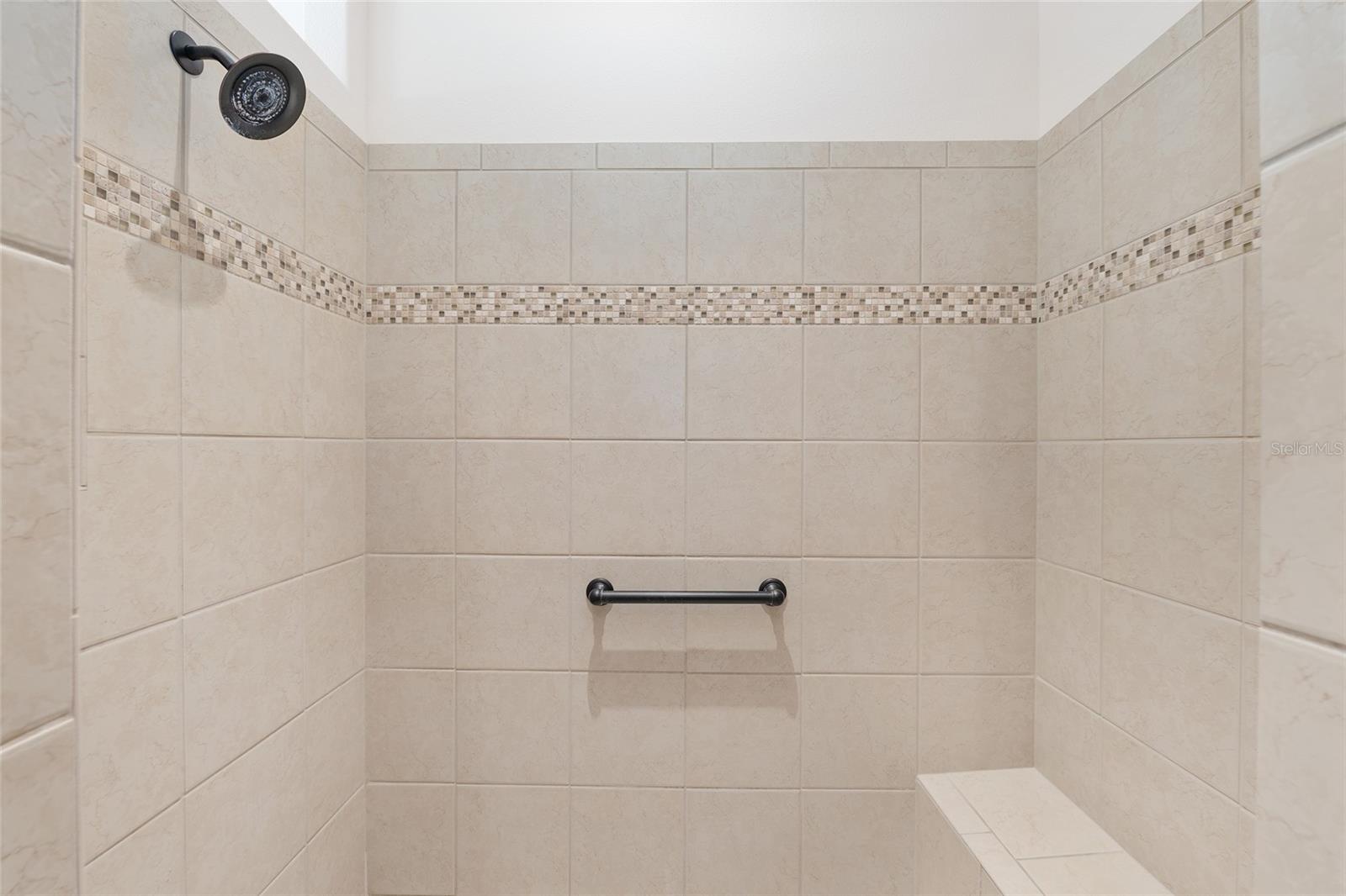 Listing photo id 28 for 3348 Queensway Terrace