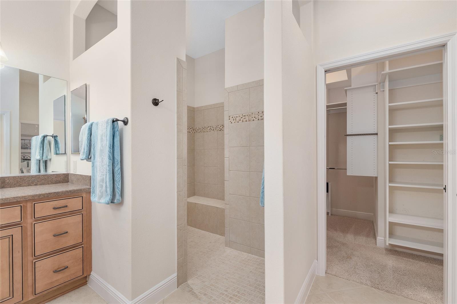 Listing photo id 29 for 3348 Queensway Terrace