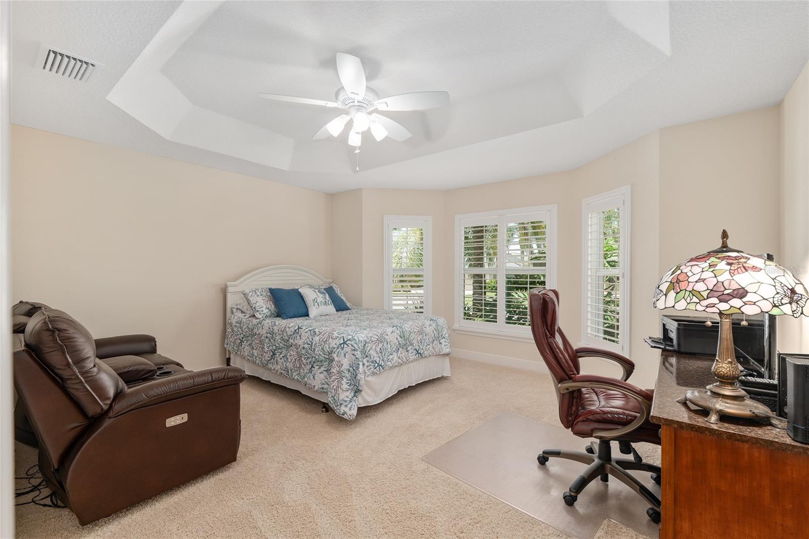 Listing photo id 30 for 3348 Queensway Terrace