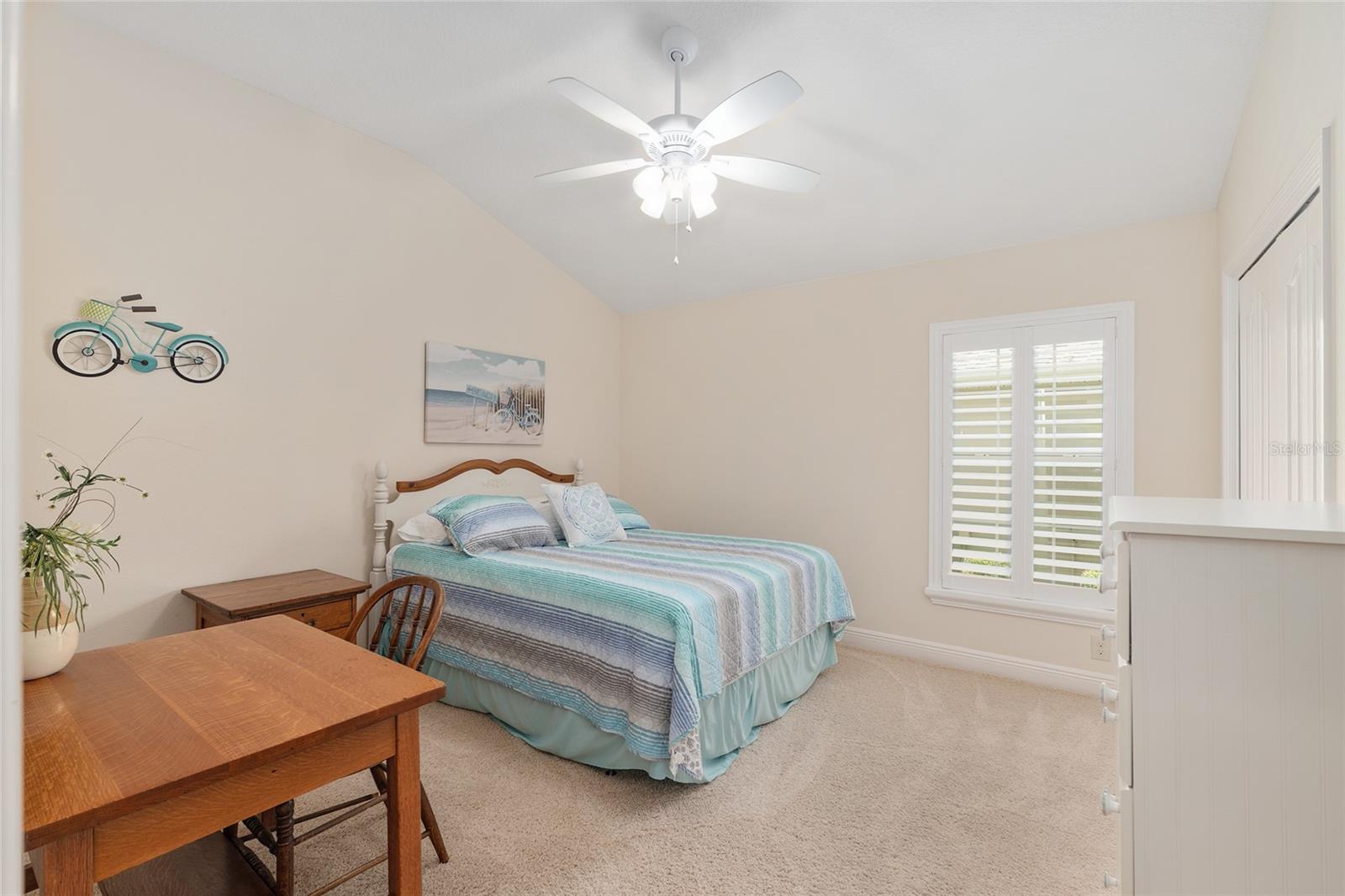 Listing photo id 33 for 3348 Queensway Terrace