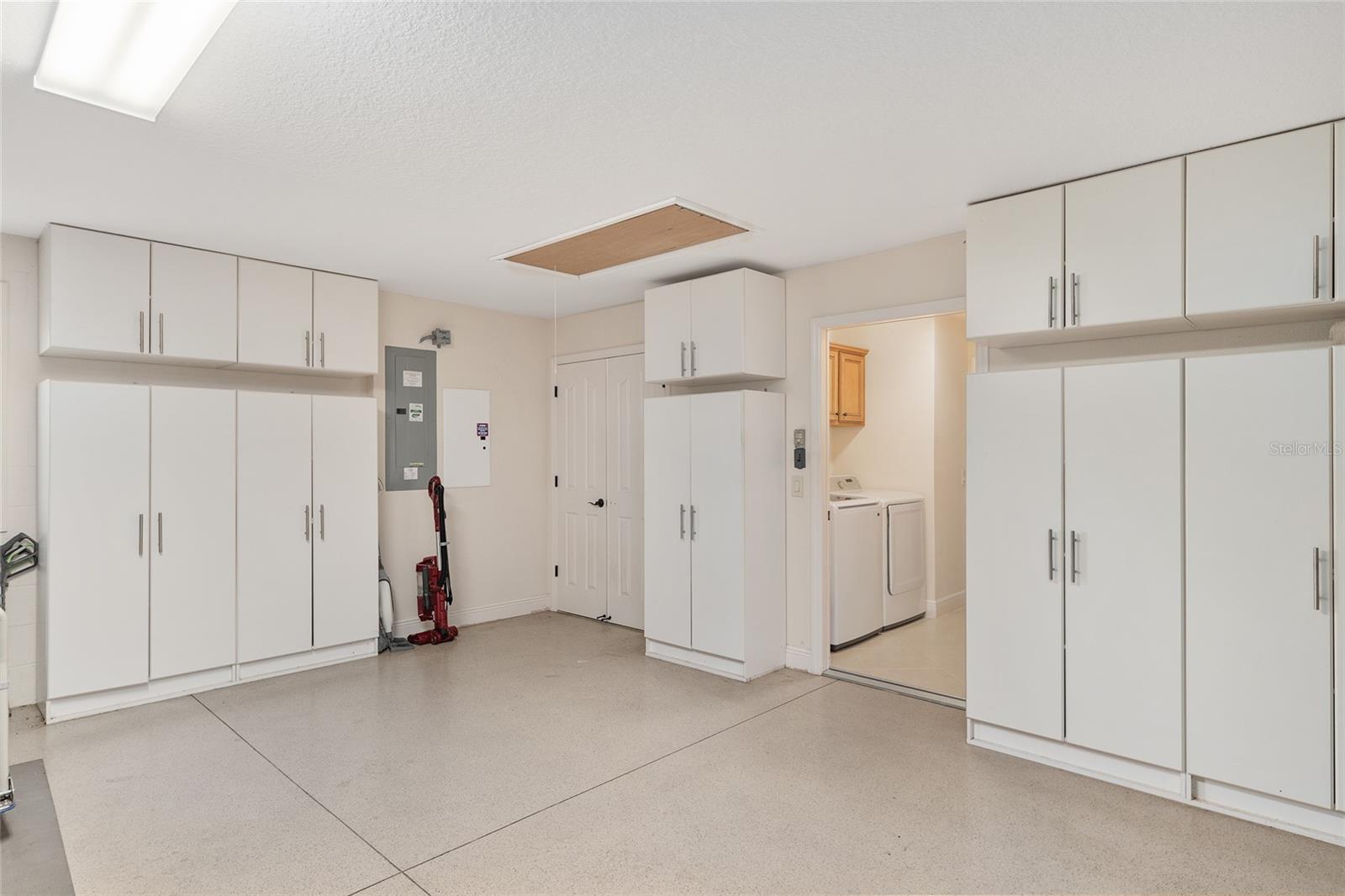 Listing photo id 37 for 3348 Queensway Terrace