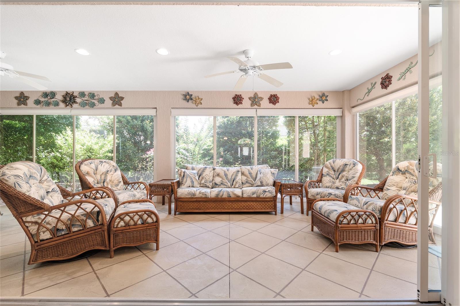 Listing photo id 2 for 3348 Queensway Terrace