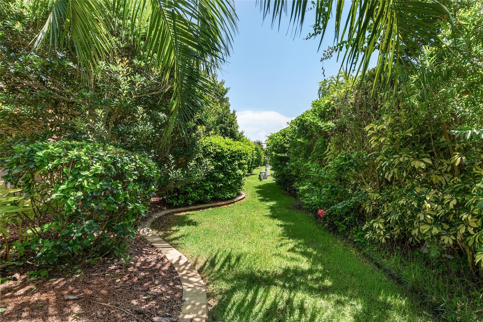 Listing photo id 52 for 3348 Queensway Terrace