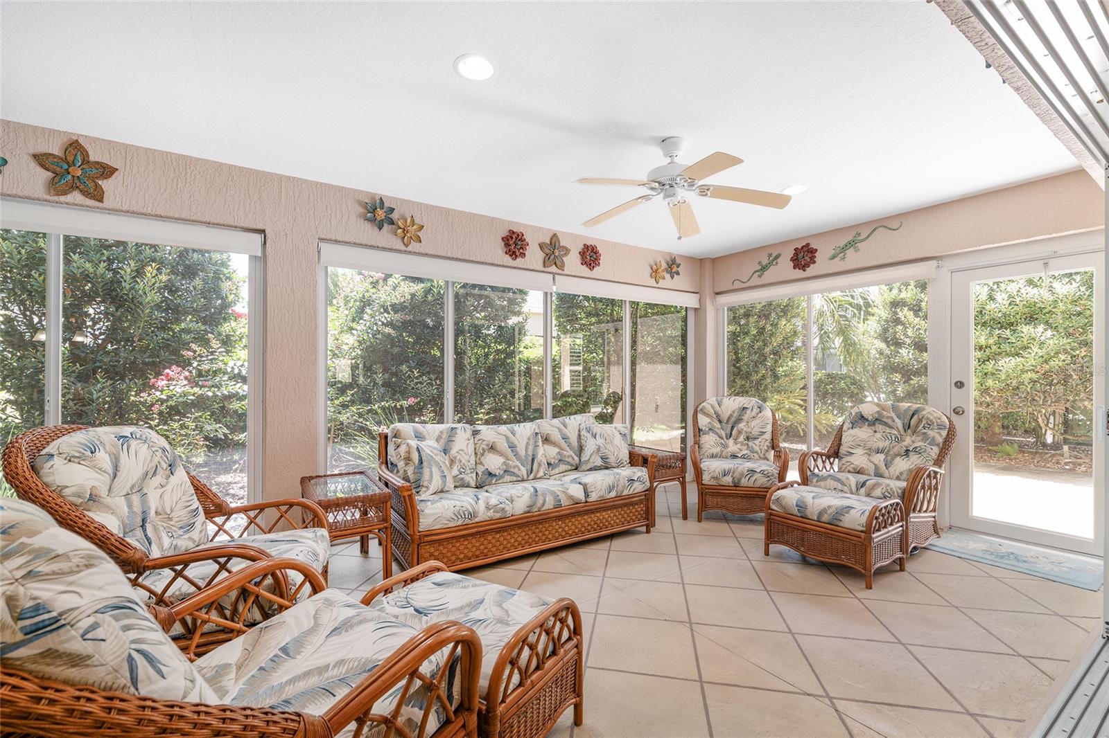 Listing photo id 5 for 3348 Queensway Terrace
