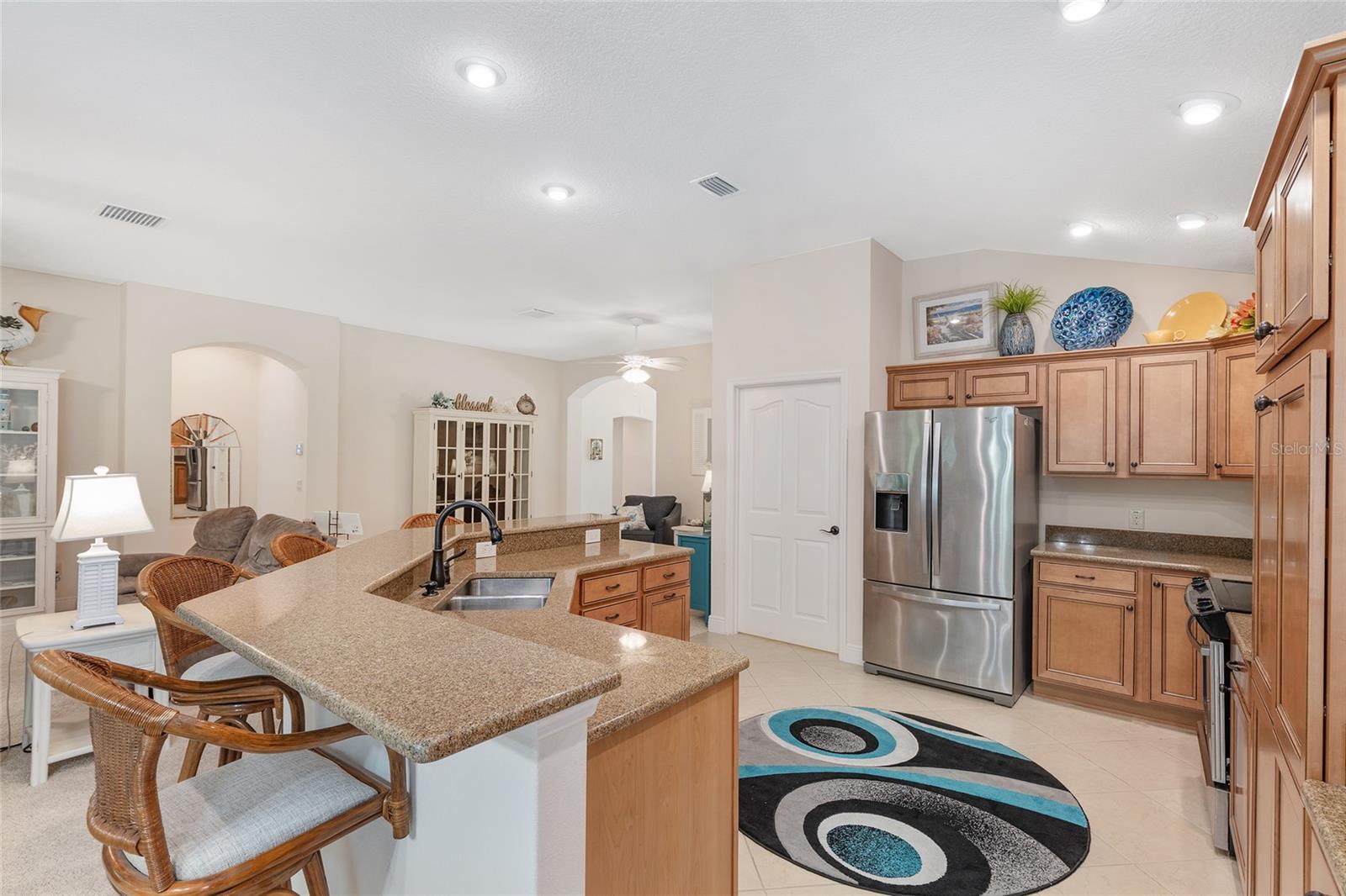 Listing photo id 7 for 3348 Queensway Terrace