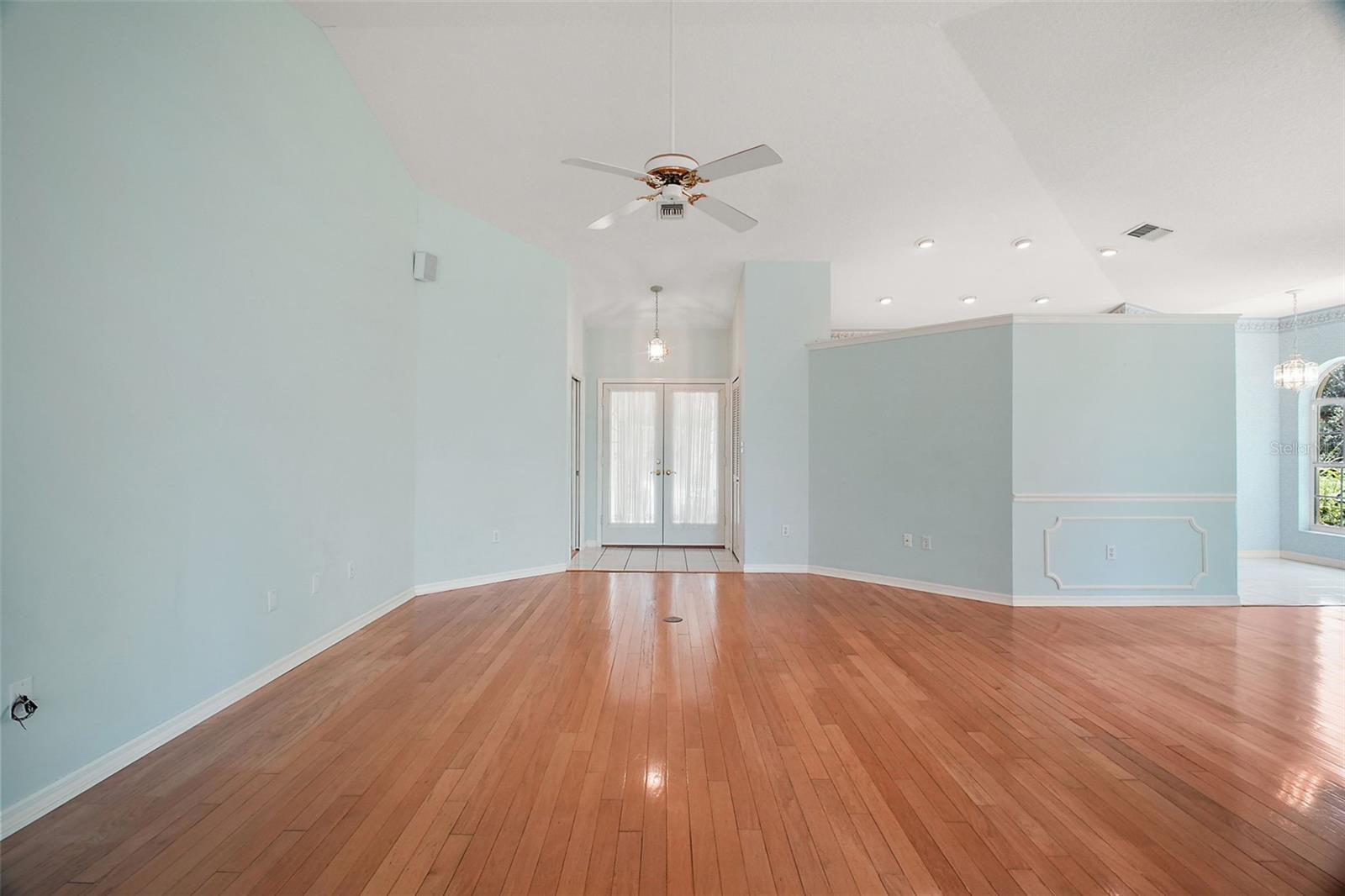 Image 20 of 74 For 633 Sandlake Court