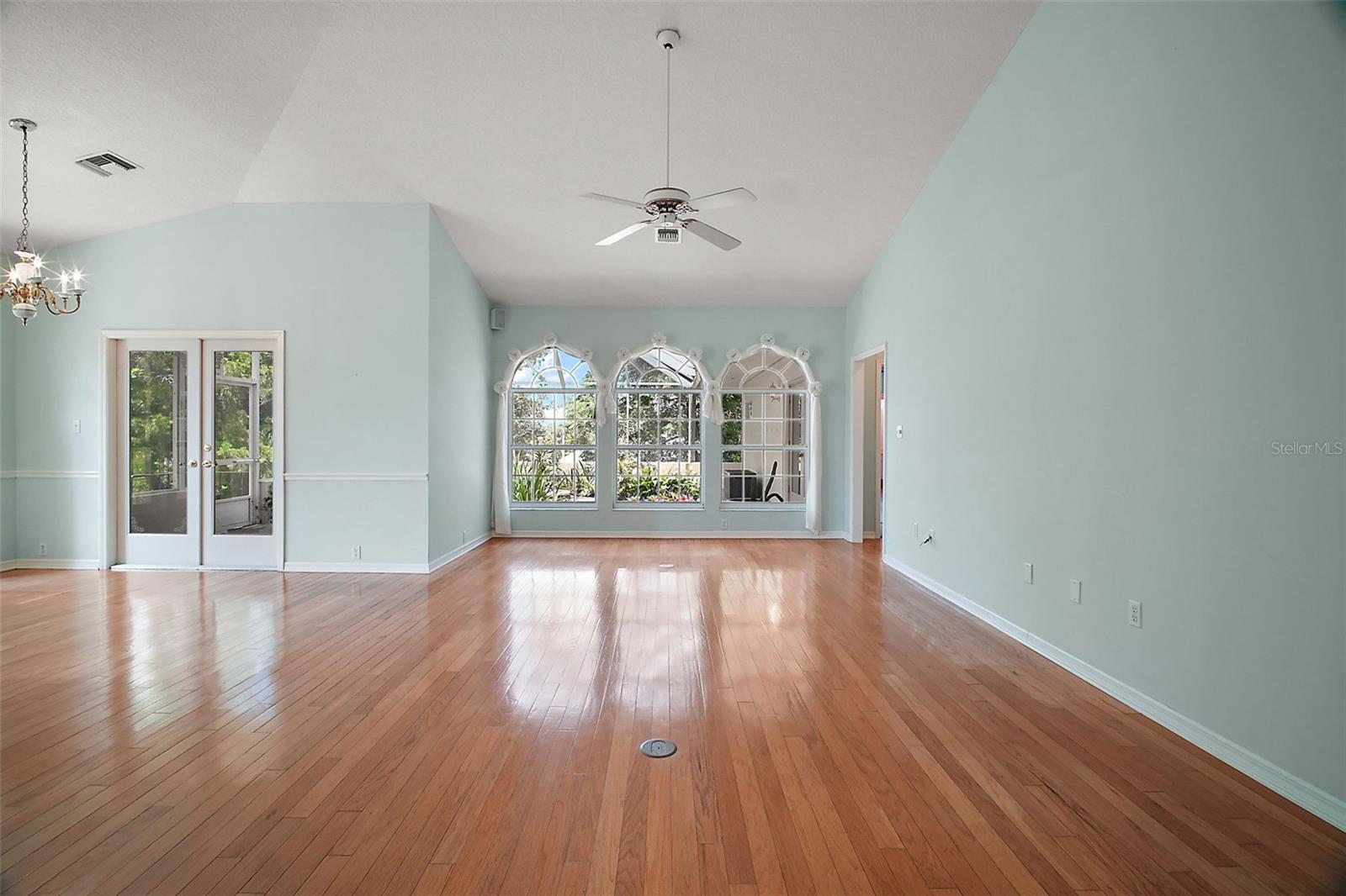 Image 21 of 74 For 633 Sandlake Court