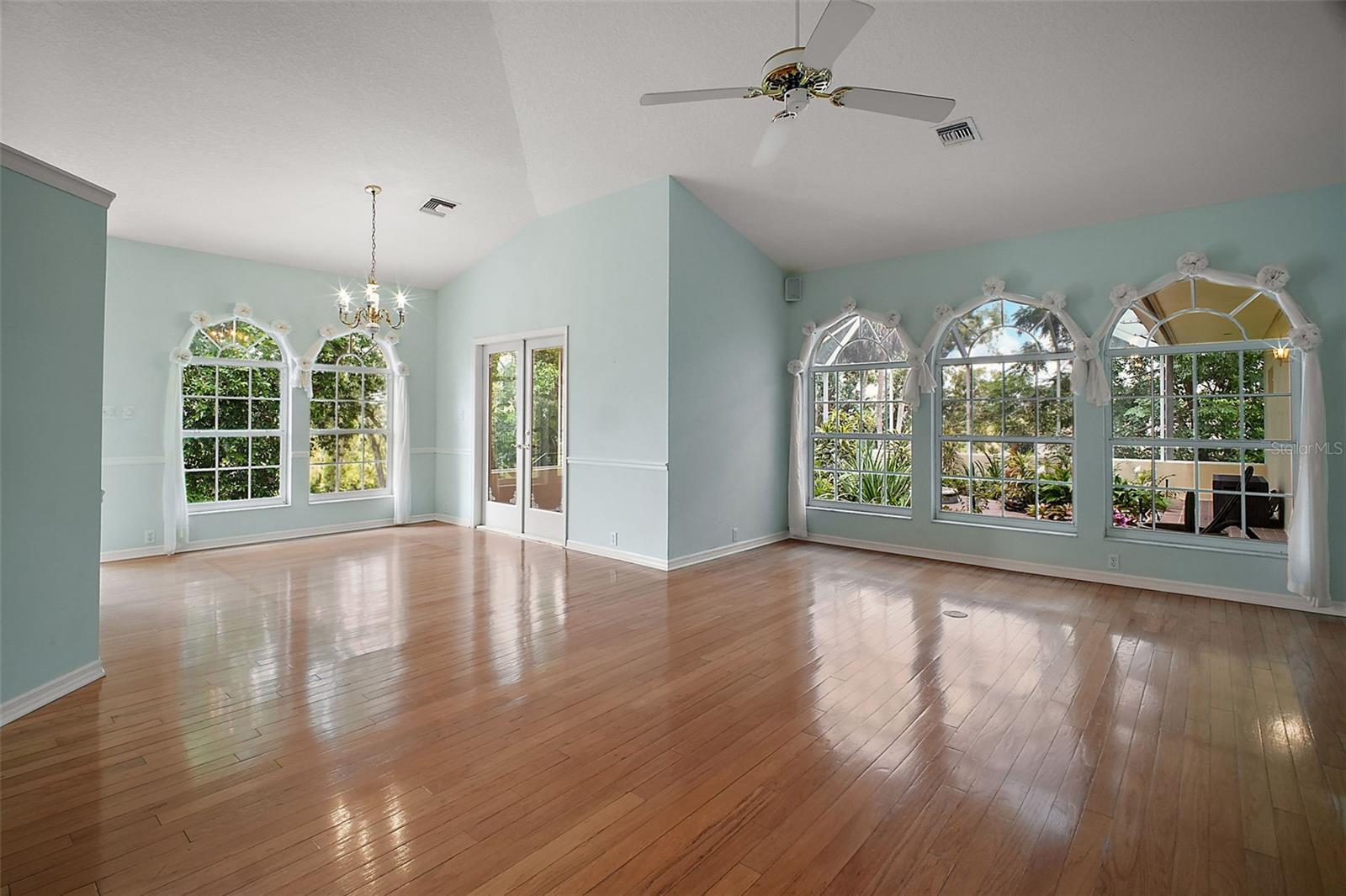 Image 22 of 74 For 633 Sandlake Court