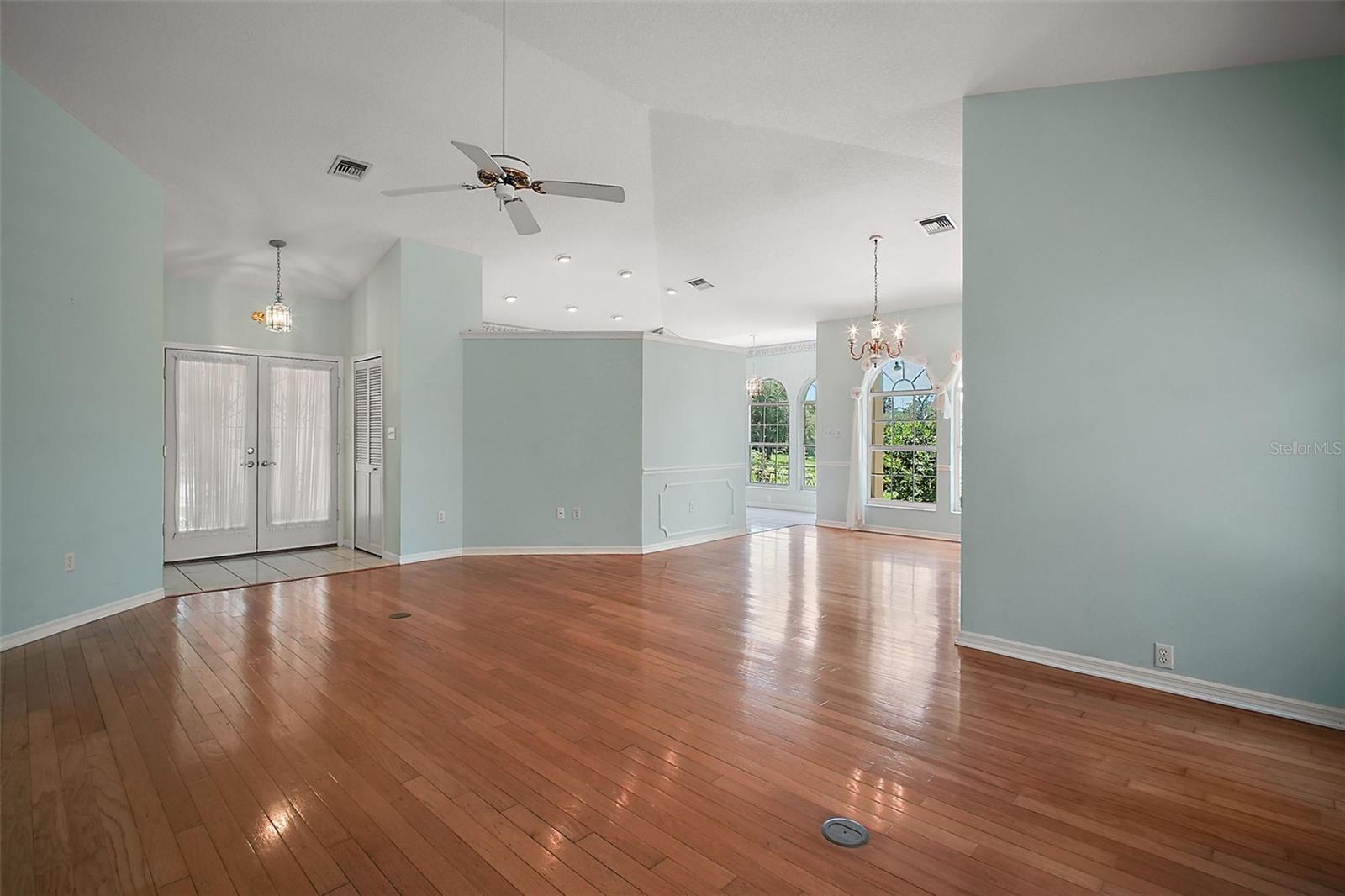 Image 23 of 74 For 633 Sandlake Court