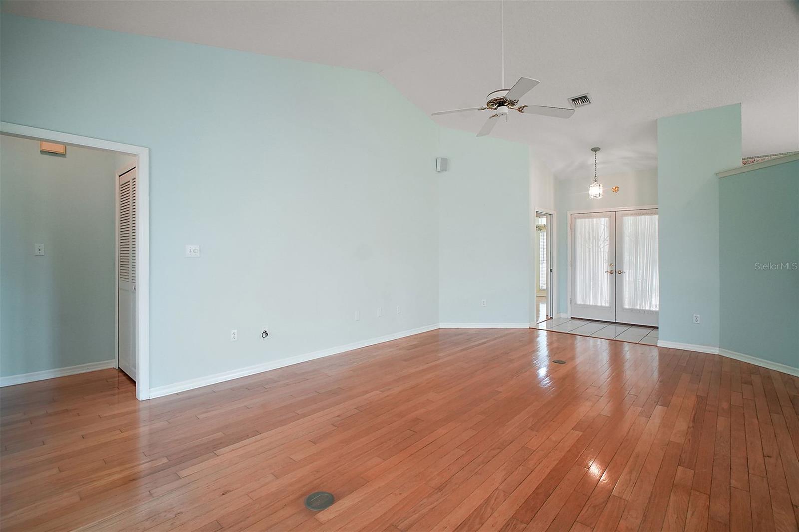 Image 25 of 74 For 633 Sandlake Court