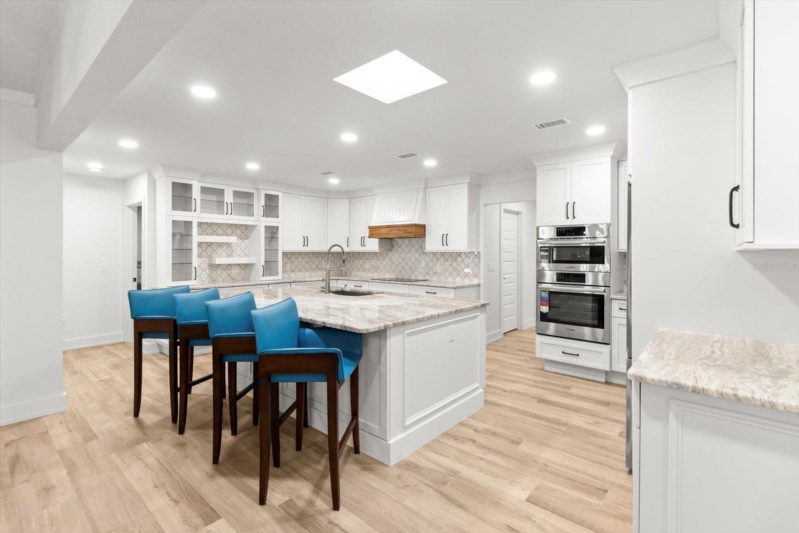 Listing photo id 10 for 827 Kings Bay Drive