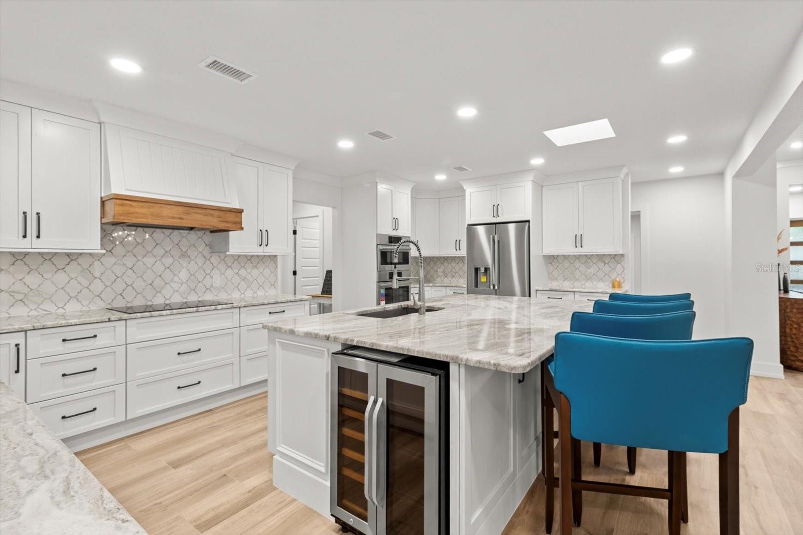 Listing photo id 12 for 827 Kings Bay Drive