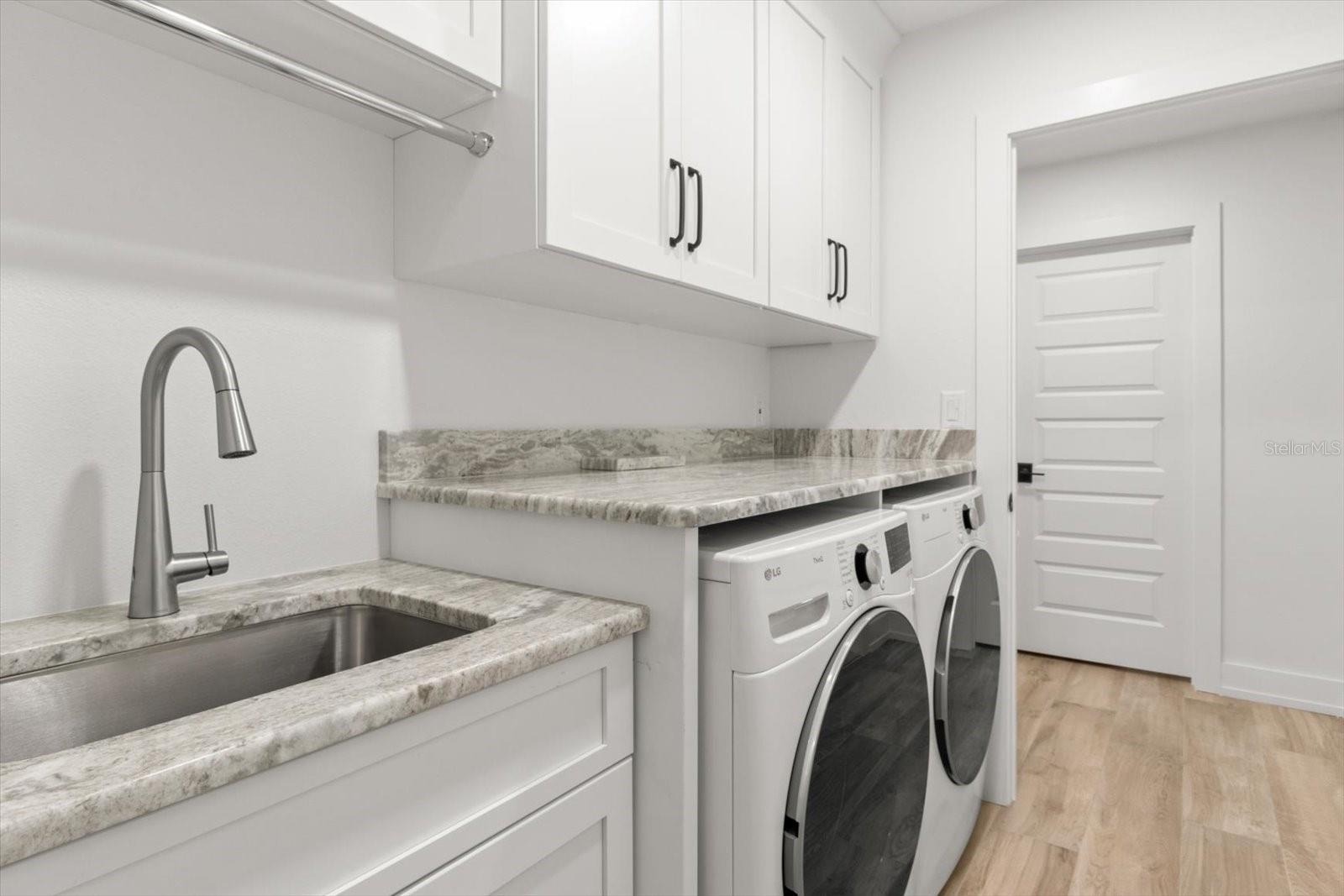 Listing photo id 13 for 827 Kings Bay Drive
