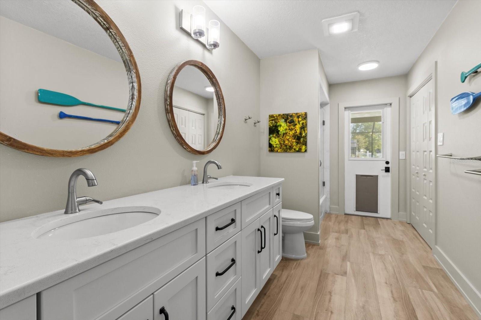 Listing photo id 18 for 827 Kings Bay Drive