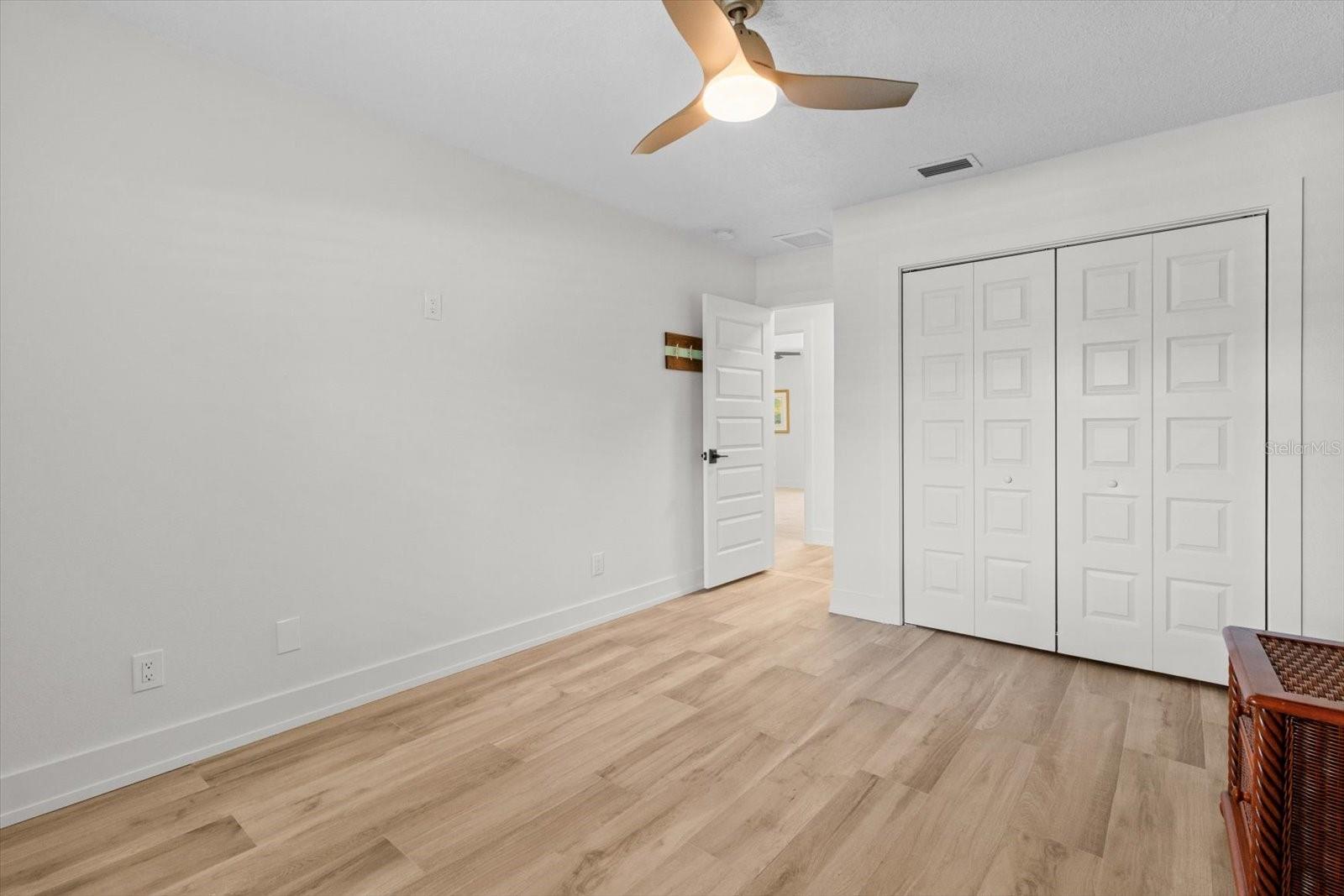 Listing photo id 21 for 827 Kings Bay Drive