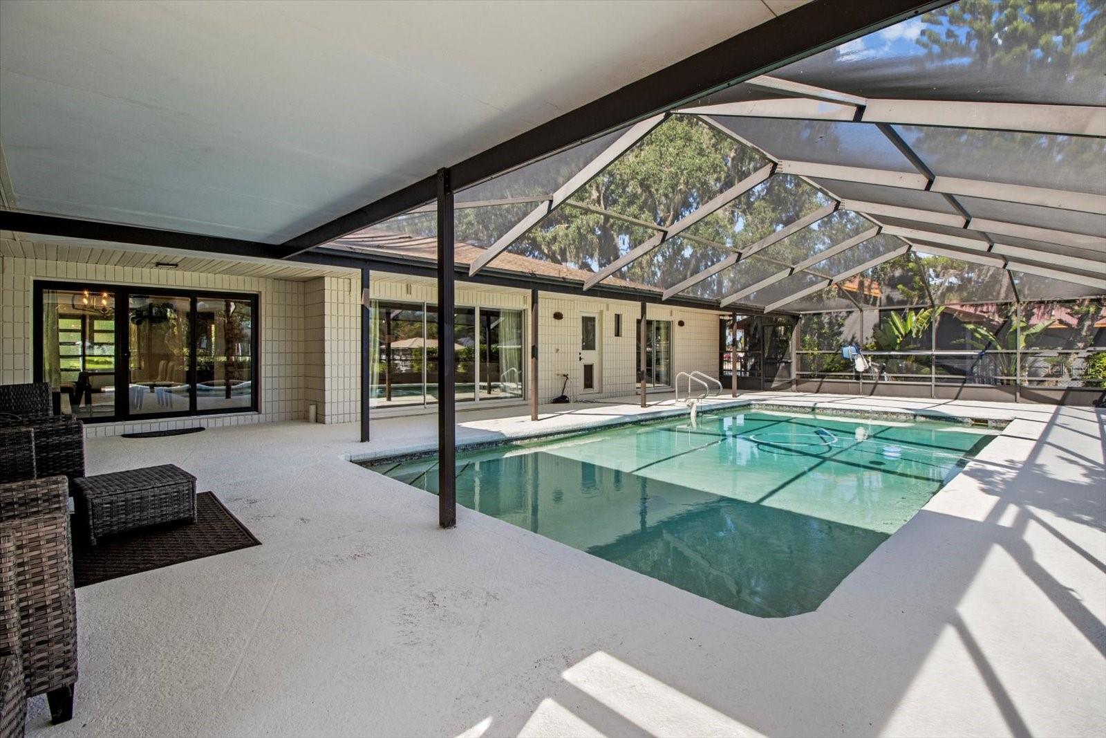 Listing photo id 1 for 827 Kings Bay Drive