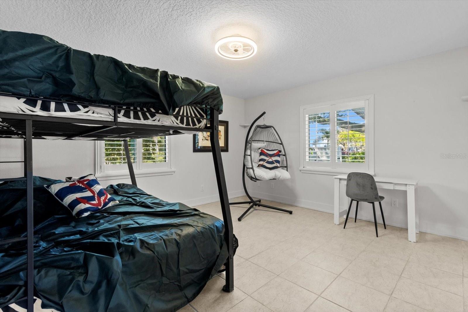 Listing photo id 28 for 827 Kings Bay Drive