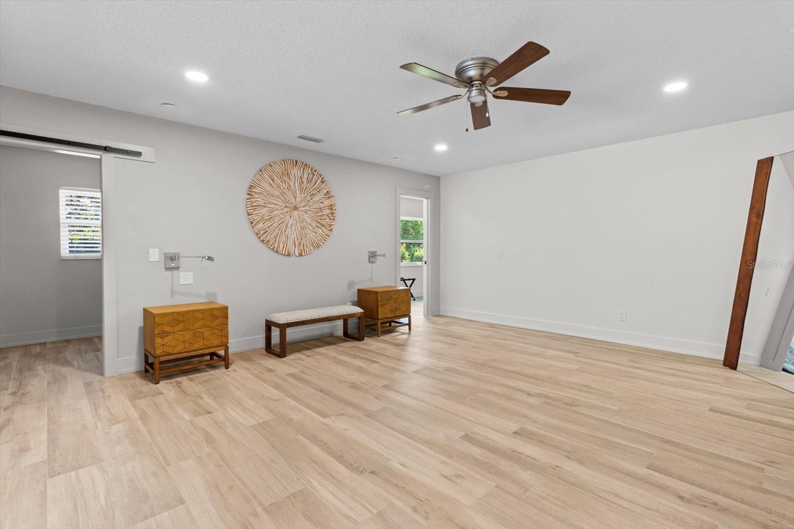 Listing photo id 31 for 827 Kings Bay Drive