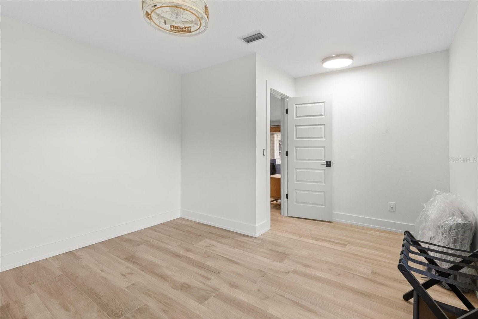 Listing photo id 32 for 827 Kings Bay Drive