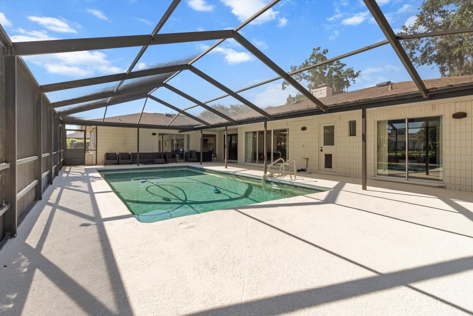 Listing photo id 37 for 827 Kings Bay Drive