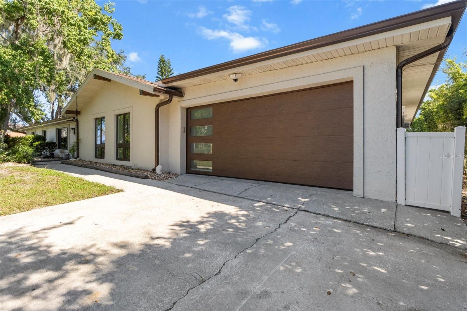 Listing photo id 2 for 827 Kings Bay Drive