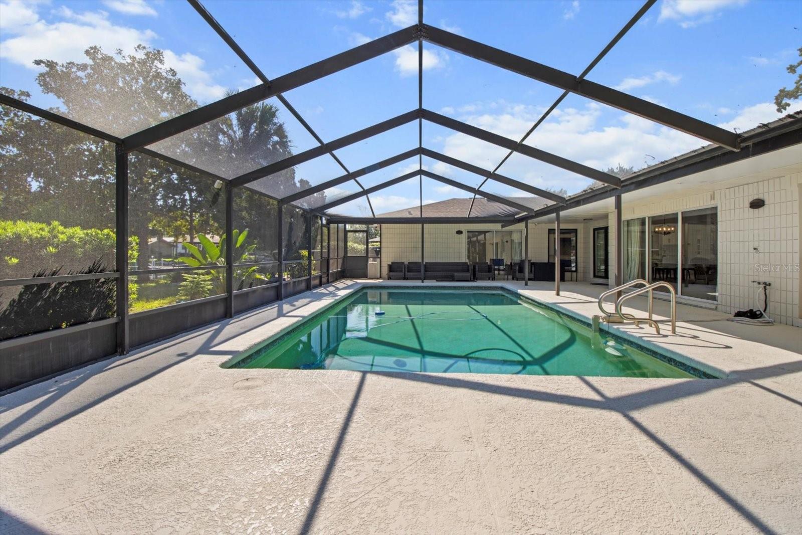 Listing photo id 38 for 827 Kings Bay Drive