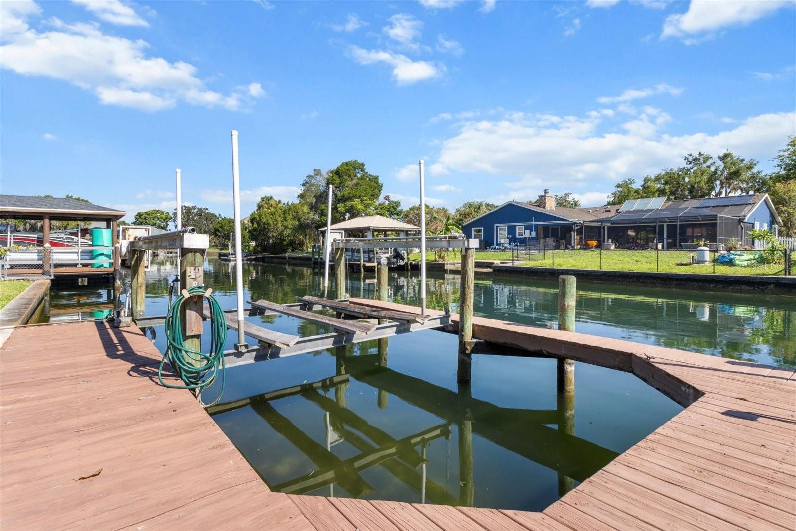 Listing photo id 40 for 827 Kings Bay Drive