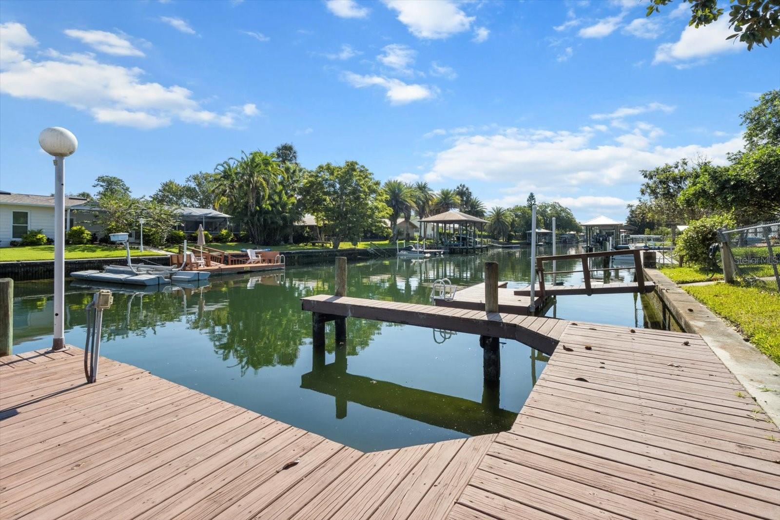 Listing photo id 42 for 827 Kings Bay Drive