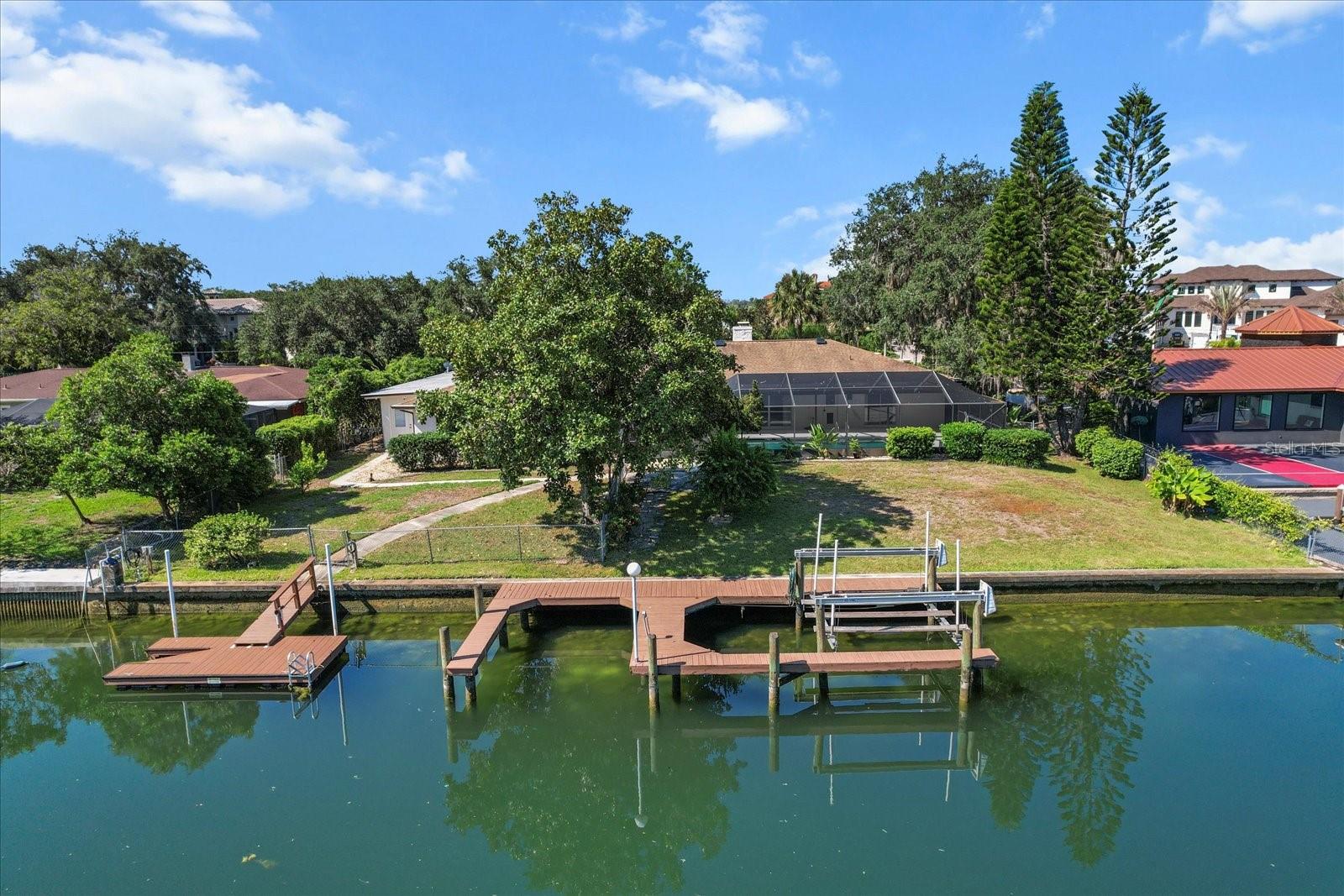 Listing photo id 44 for 827 Kings Bay Drive