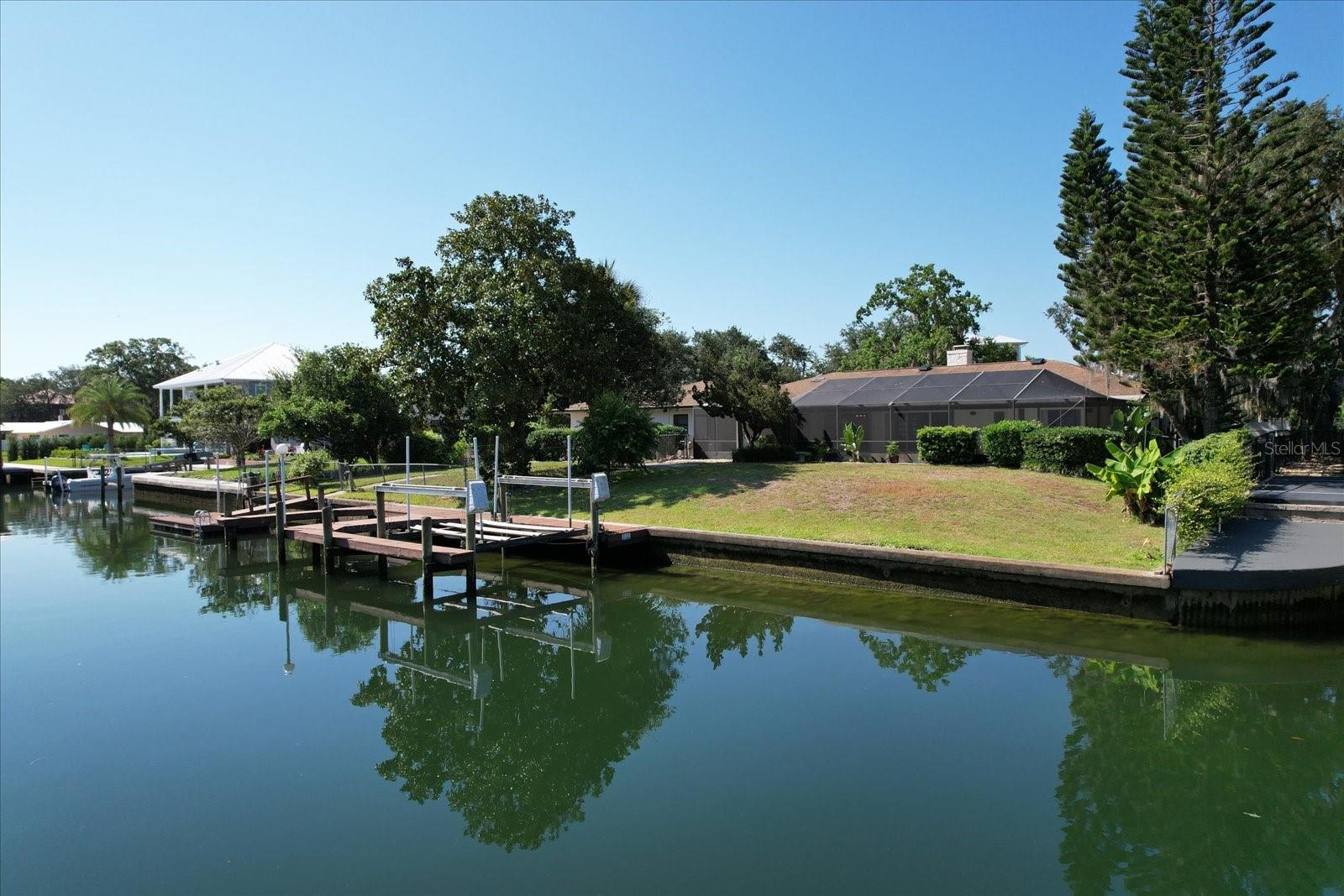 Listing photo id 45 for 827 Kings Bay Drive