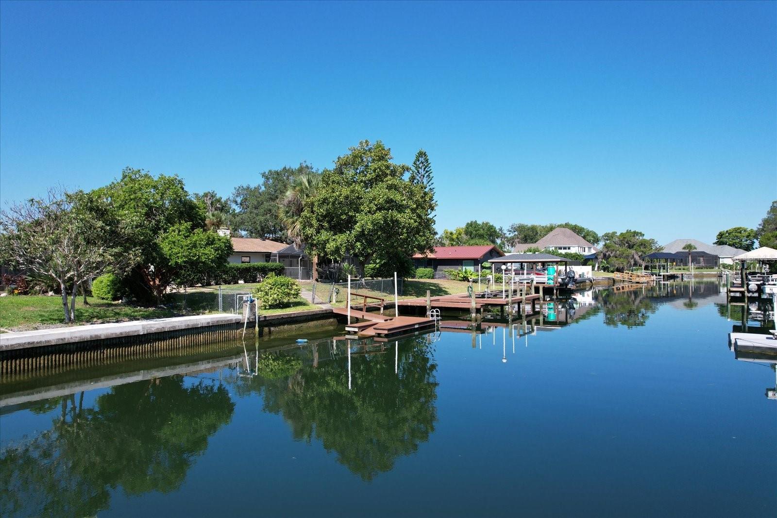 Listing photo id 46 for 827 Kings Bay Drive