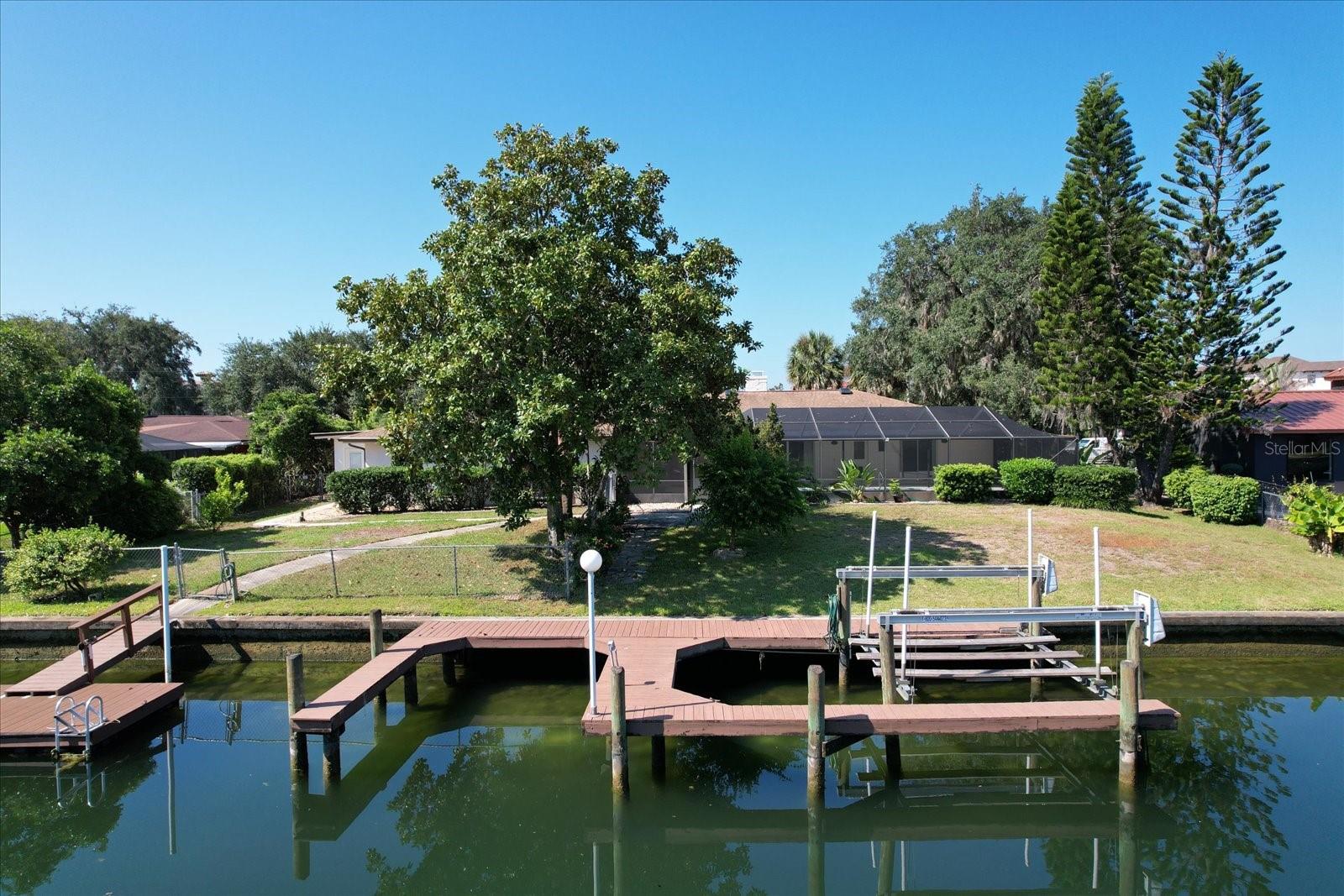 Listing photo id 47 for 827 Kings Bay Drive