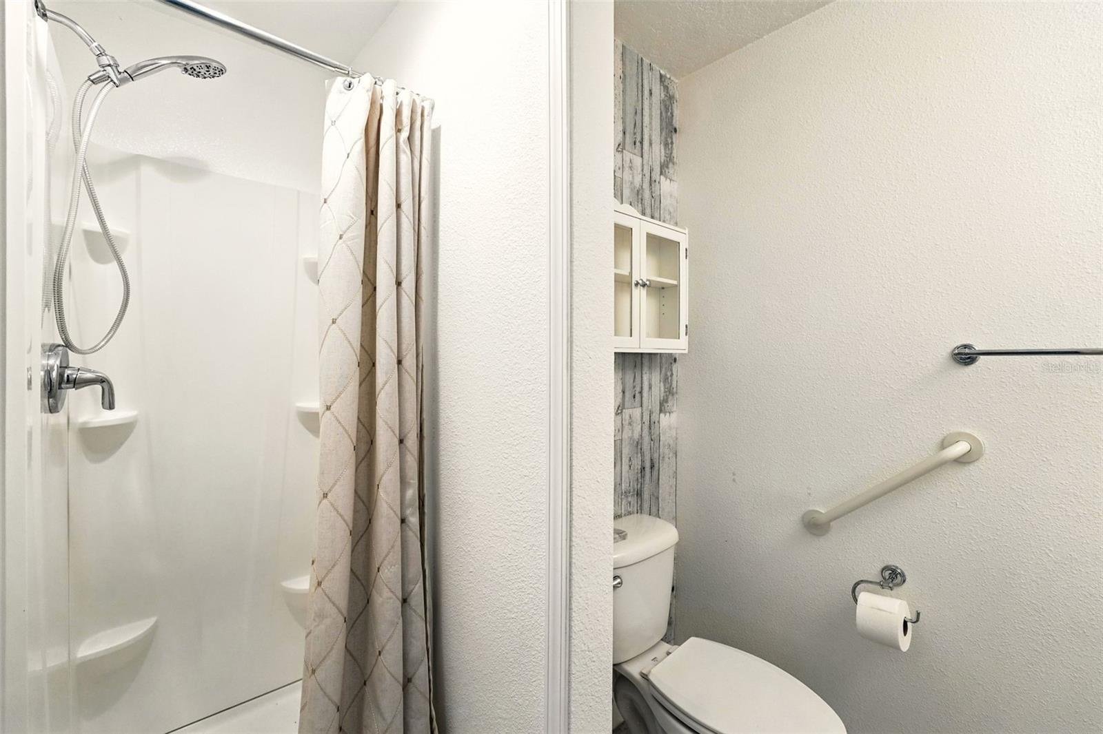 Image 26 of 46 For 327 Lakeview Avenue