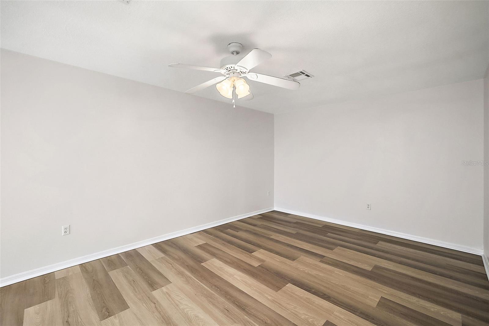 Image 8 of 22 For 202 Fernwood Street