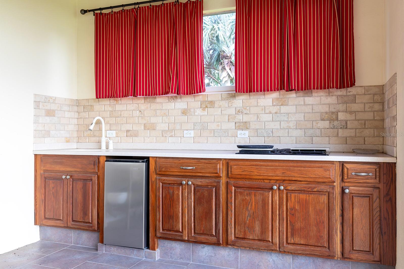 Image 33 of 62 For 590 Crescent Street