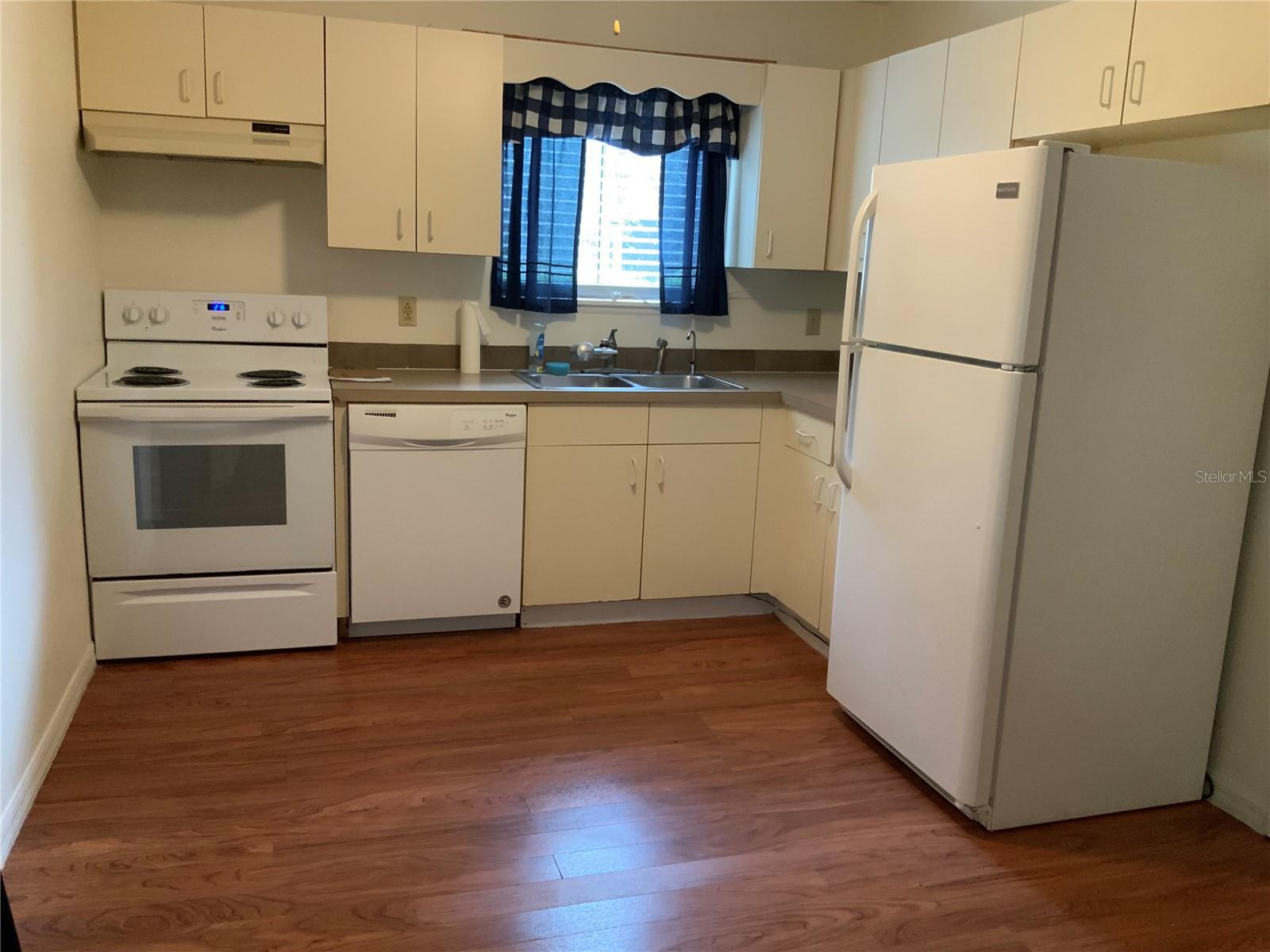 Image 4 of 11 For 1581 Dorset Drive
