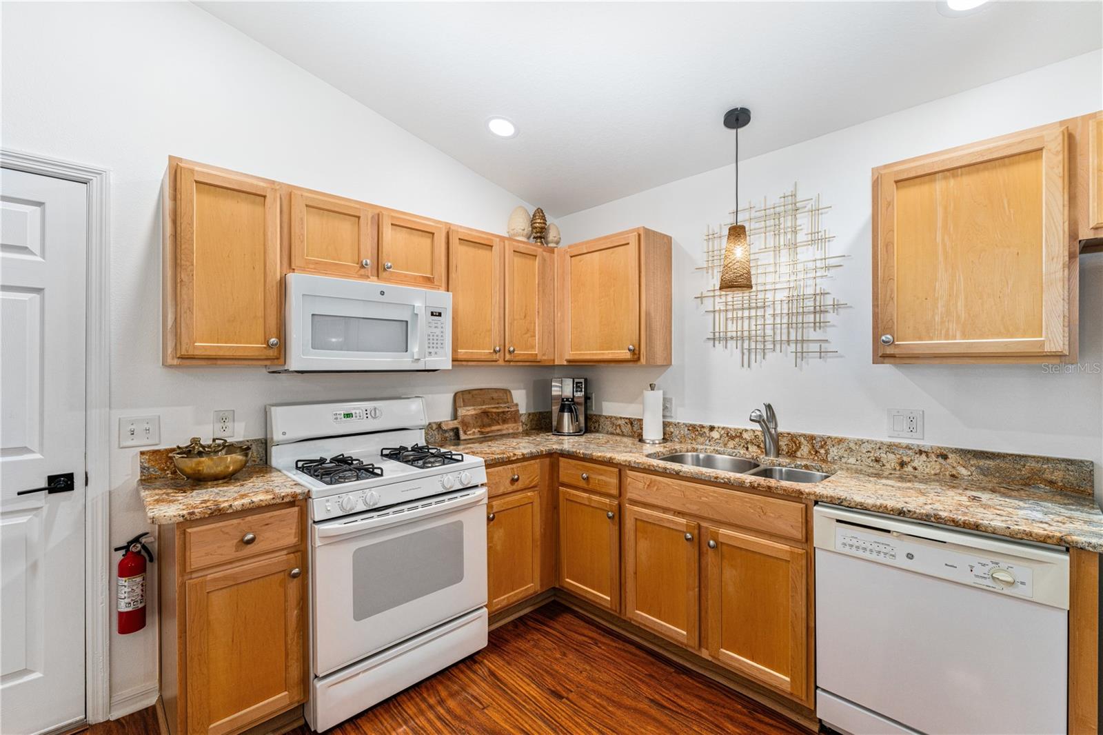 Listing photo id 8 for 987 Candler Place