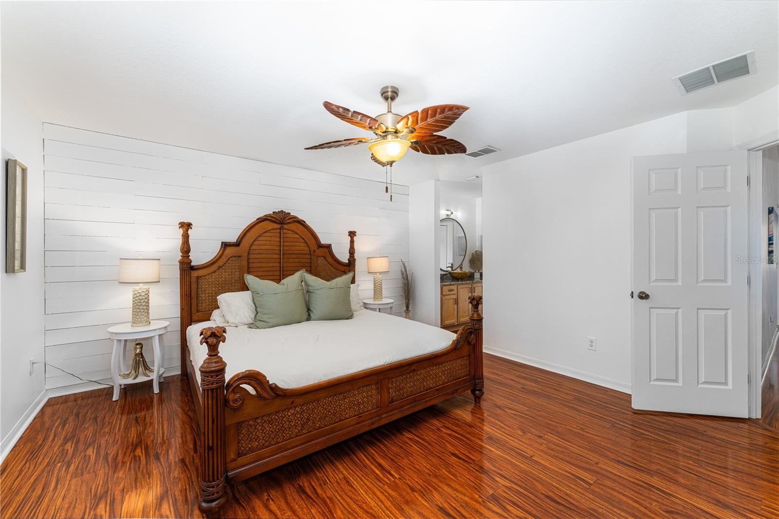 Listing photo id 9 for 987 Candler Place