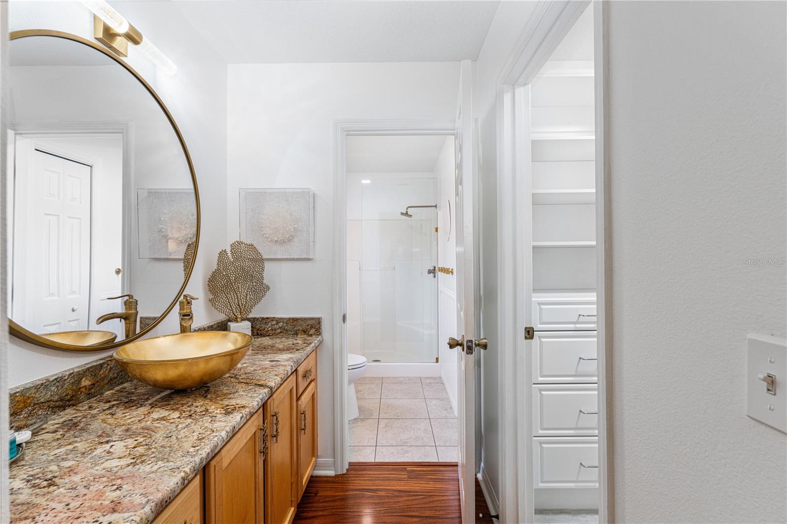 Listing photo id 12 for 987 Candler Place
