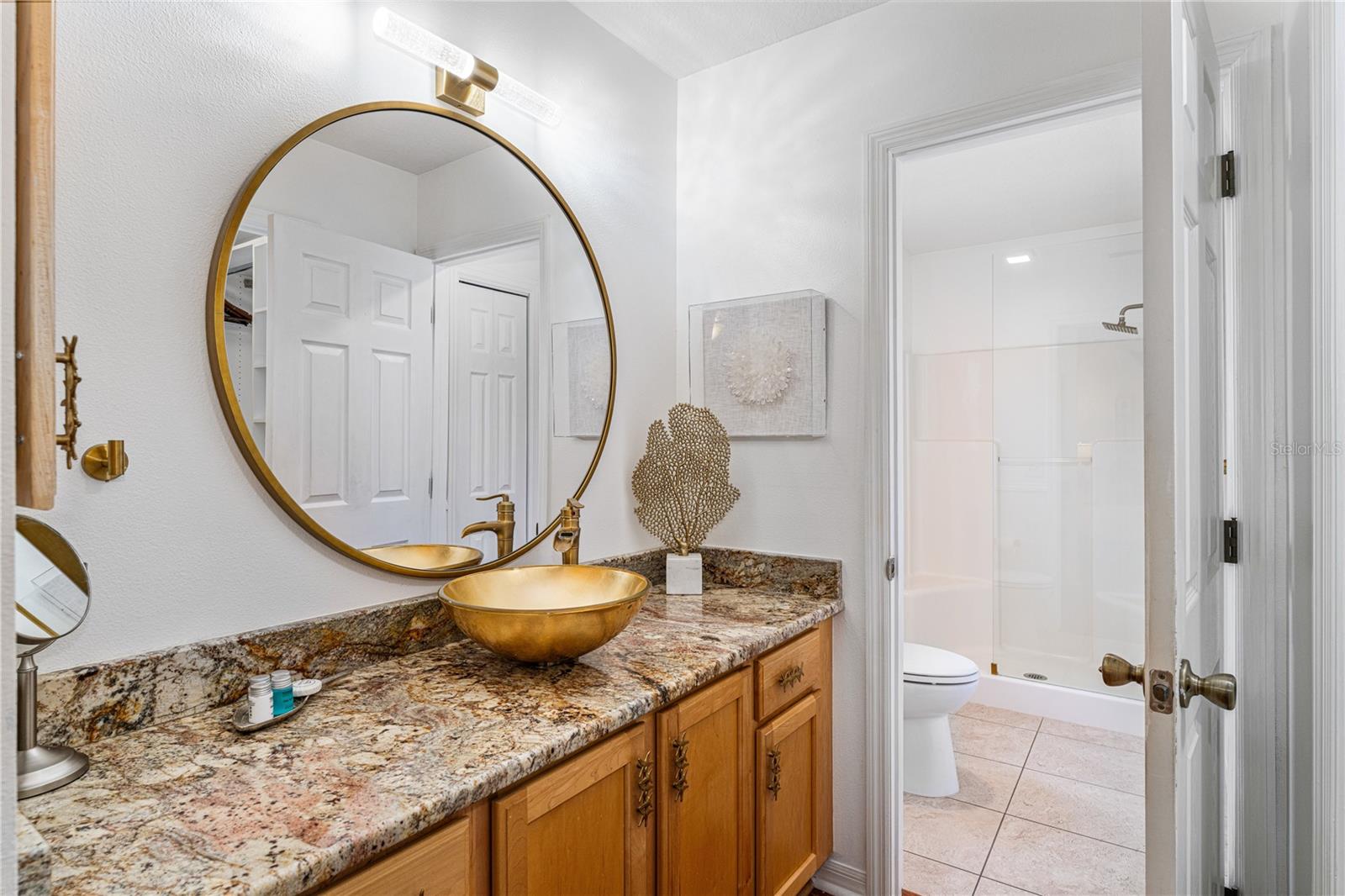 Listing photo id 14 for 987 Candler Place
