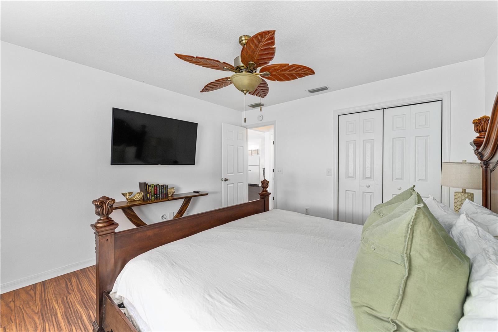 Listing photo id 16 for 987 Candler Place