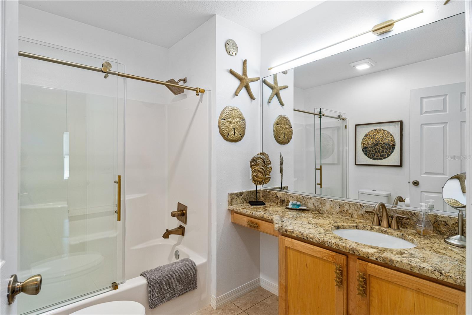 Listing photo id 17 for 987 Candler Place